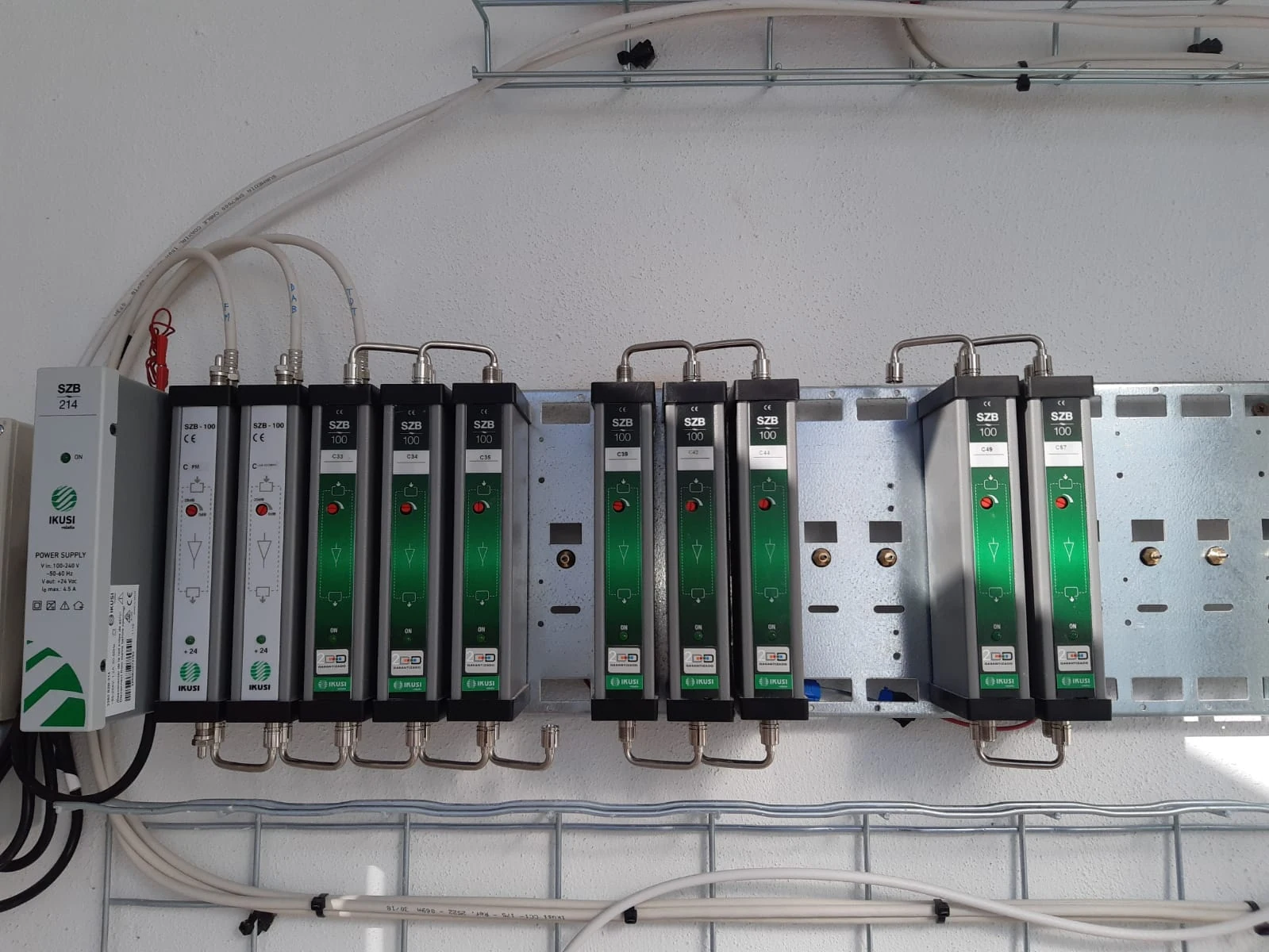 Equipo IKUSI para distribuir la señal de televisión, con cableado conectado en un armario técnico