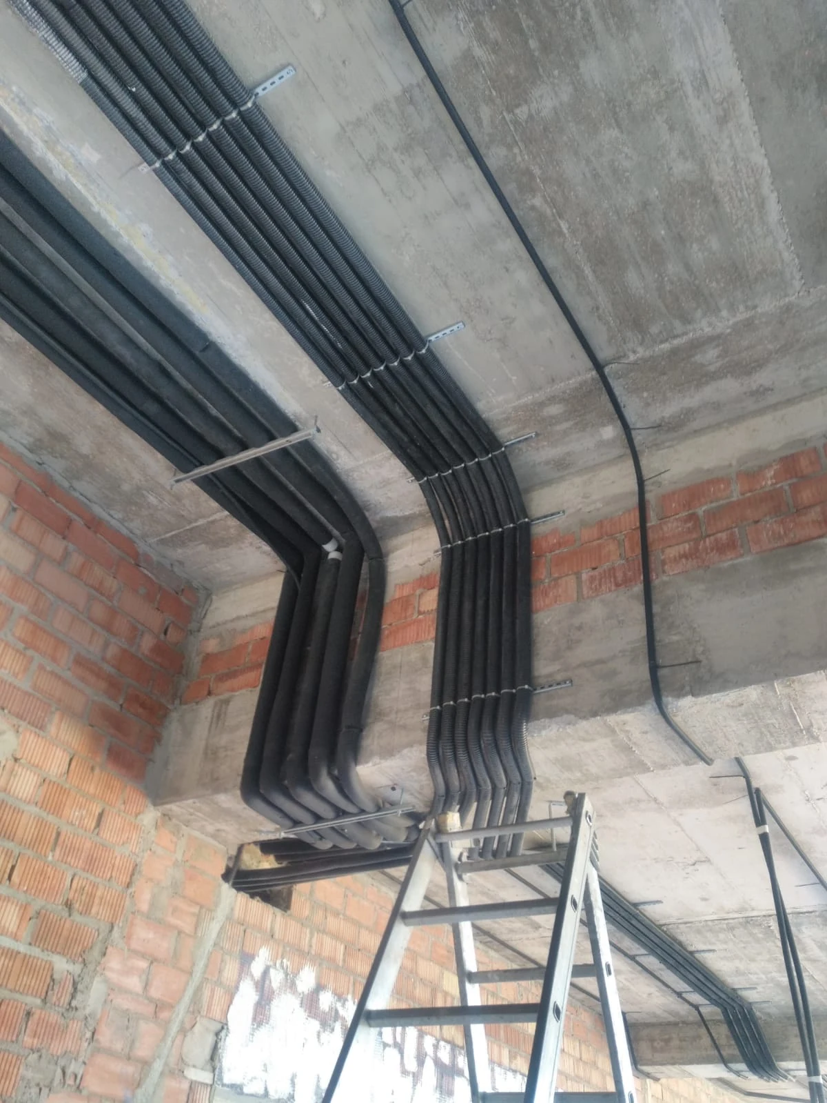Canalizaciones eléctricas organizadas durante la fase de obra